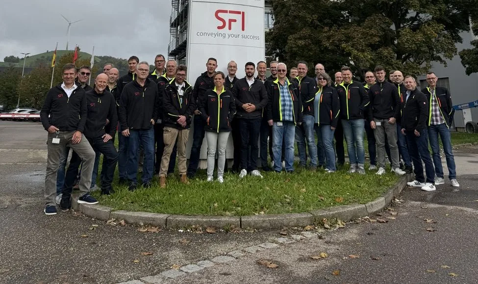 Das SFI-Team vor dem Firmensitz in Stuttgart-Weilimdorf