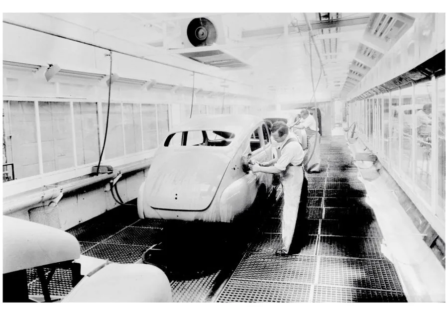 Förderwagen in der Lackiererei, historische Aufnahme