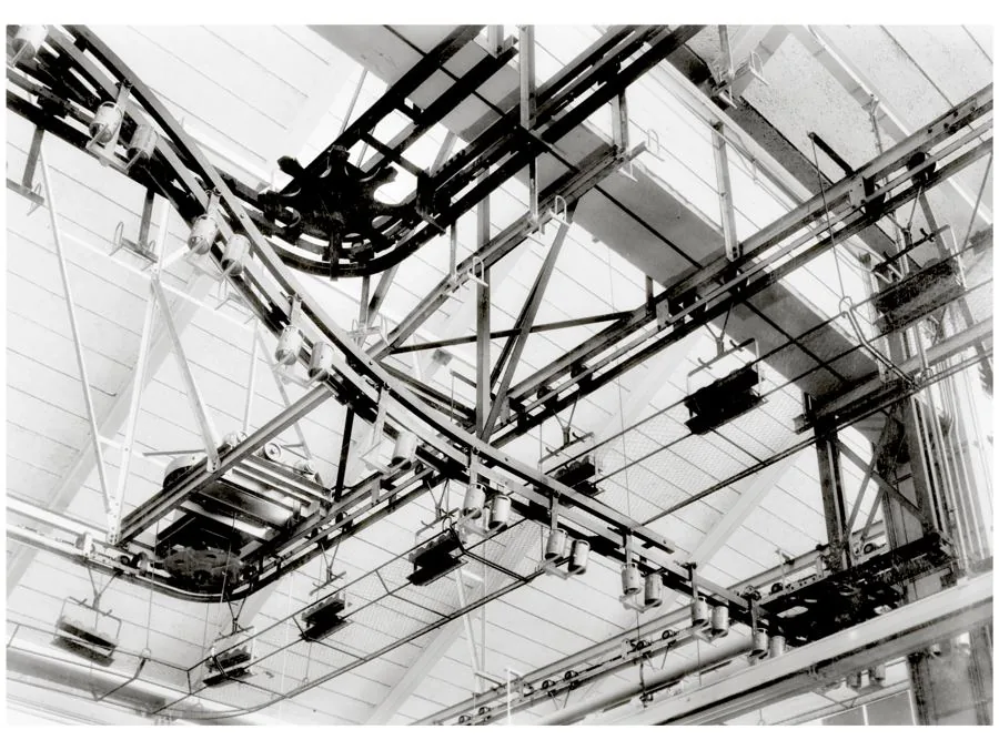 Hängefördertechnik unter der Hallendecke, historische Aufnahme