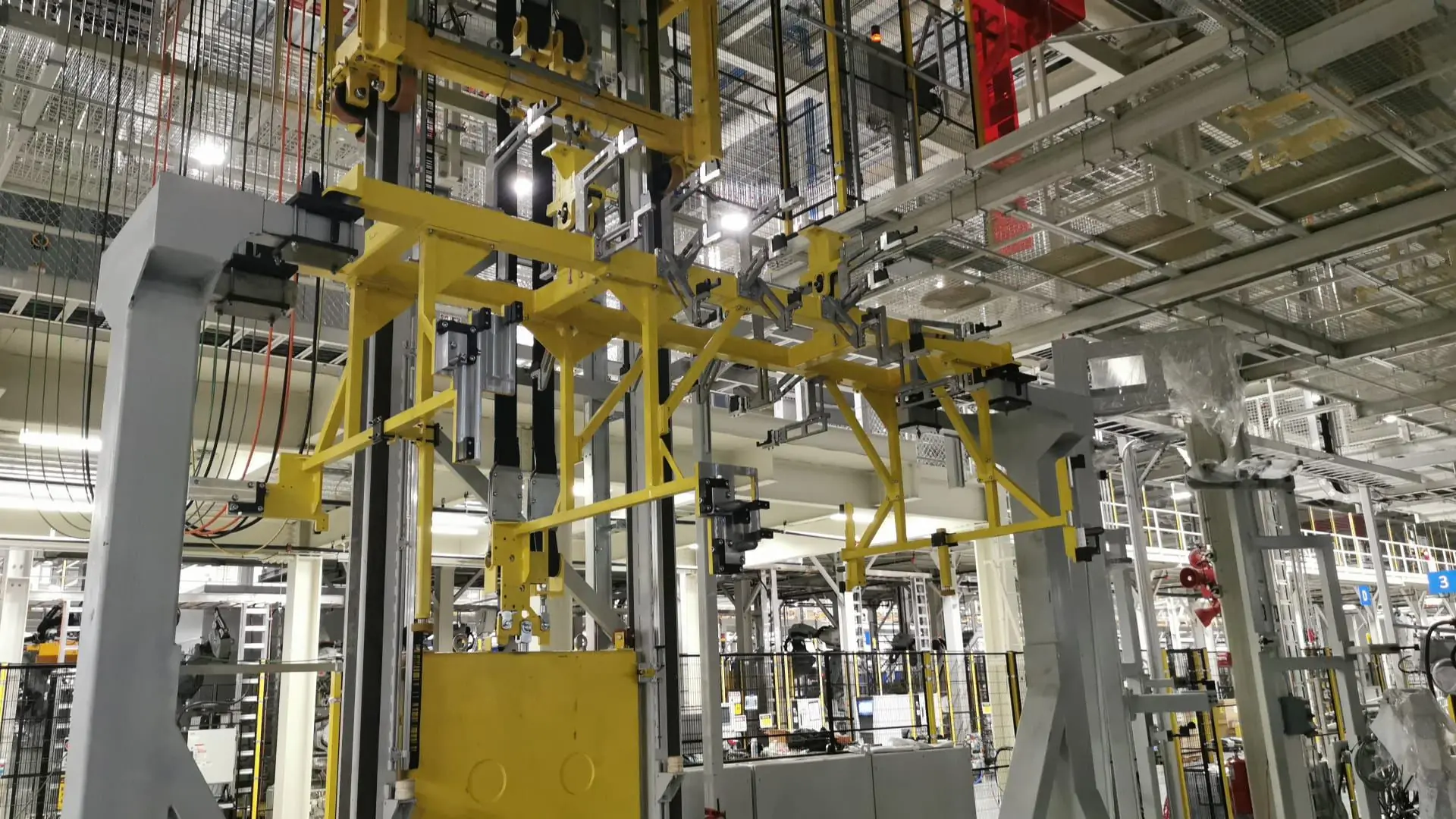 Hubstation mit Gehängetechnik in der Endmontage