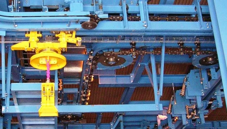 Power-and-Free-Fördersystem mit Lastgehänge