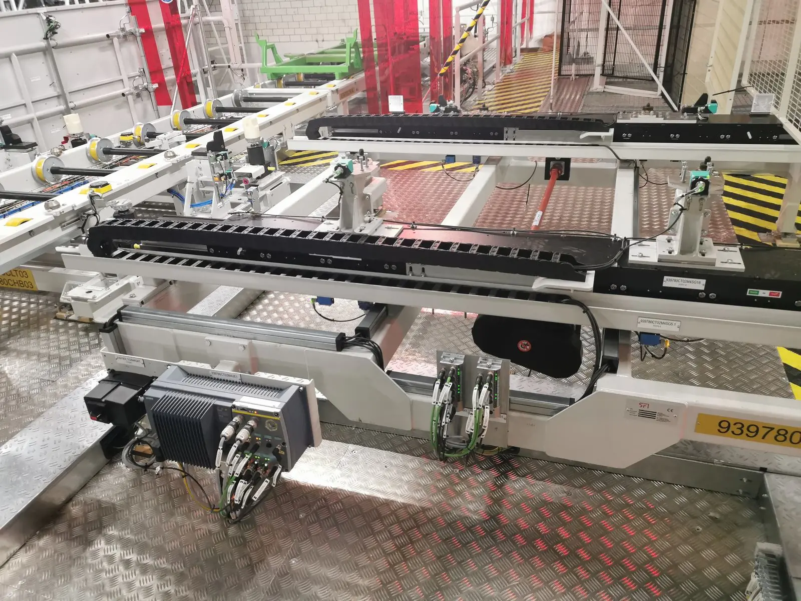Skidfördertechnik mit integrierter Steuerung